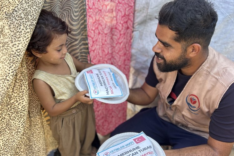 Yetimler Vakfı Gazze'de sıcak yemek dağıtım çalışmalarına devam ediyor