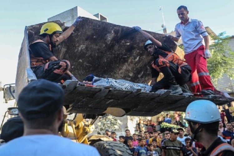 Gazze'de işgalci İsrail'in yıktığı iki evin enkazından 14 Filistinlinin cenazesi çıkarıldı