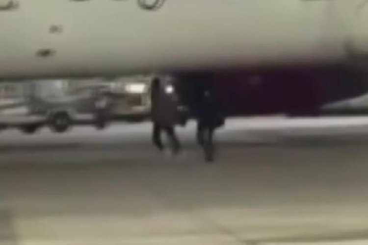 Almanya'da uçağı kaçıran yolcular piste koştu