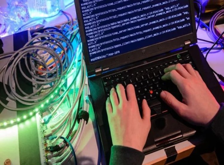 Siber saldırı şoku: İsrail otobüs duraklarında Ebu Ubeyde’nin sesi yankılandı