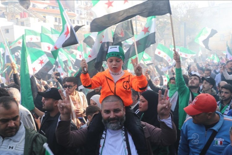 Suriye'de rejim devrimi yıl dönümünde kutlama gösterileri düzenlendi