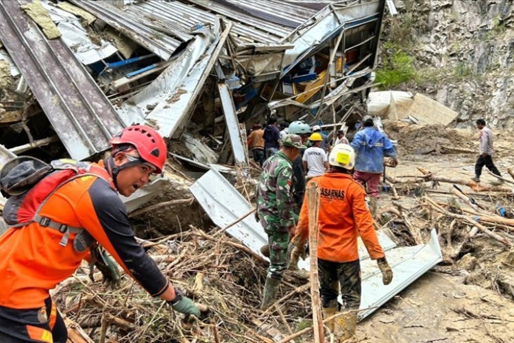 Endonezya'da yağışların yol açtığı afetlerde ölenlerin sayısı 248'e yükseldi