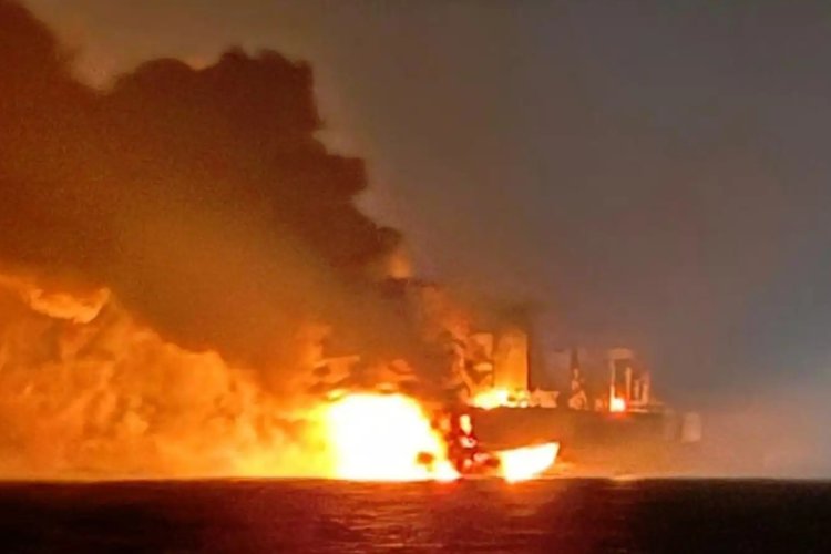 Karadeniz'de 2 gemide yangın