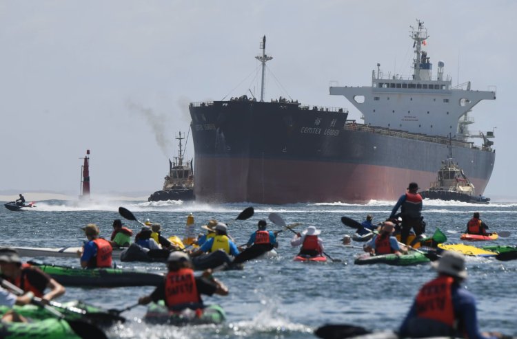 Avustralya'da fosil yakıt karşıtı protesto nedeniyle gemi trafiği durduruldu