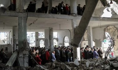 Yıkılan Selahaddin Camii’nin enkazında cuma namazı kılındı