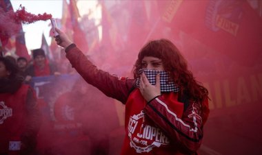 İtalya'da işçiler, hükümetin 2026 bütçe planını protesto için greve gitti