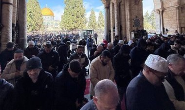 Ağır kısıtlamalara rağmen on binler Aksa’da cuma namazında