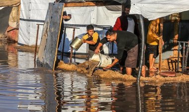 Gazze'de şiddetli yağış yerinden edilen Filistinlilerin çadırlarını sular altında bıraktı