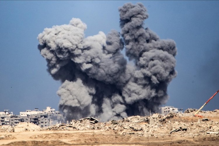 İşgalci İsrail, Gazze'nin kuzey ve güney bölgelerini bombaladı, evleri havaya uçurdu
