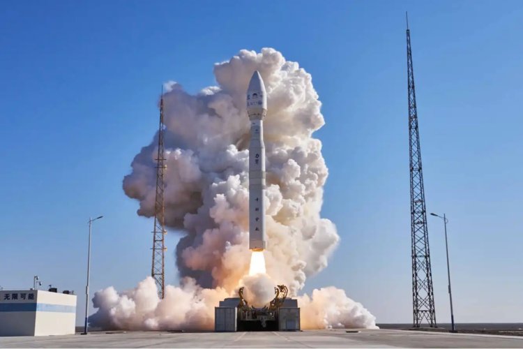 Çin, BAE'nin bir uydusuyla birlikte 9 uyduyu yörüngeye gönderdi