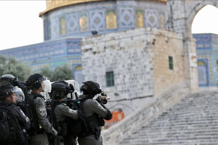 Filistin topraklarını gasbeden İsrailliler, Mescid-i Aksa'ya baskın düzenledi