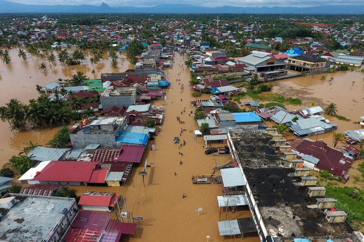 Endonezya'da şiddetli yağışların yol açtığı afetlerde ölü sayısı 1030'a yükseldi