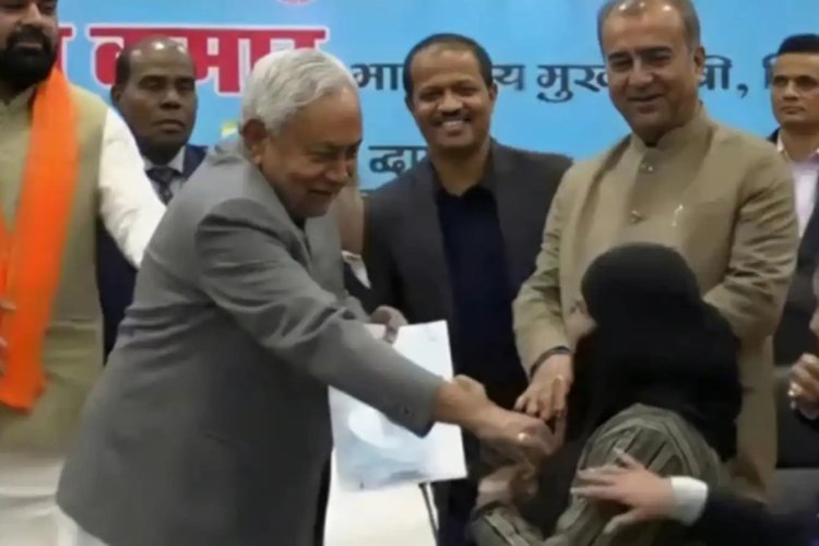 Hindistan'da skandal: Bihar Başbakanı Müslüman doktorun peçesini zorla açtı