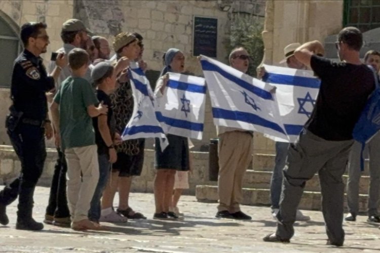 Filistin topraklarını gasbeden İsrailliler, Mescid-i Aksa'ya baskın düzenledi