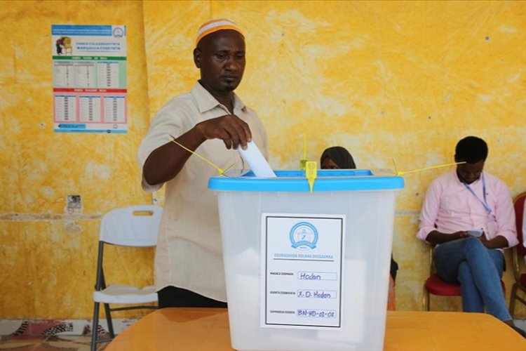 Mogadişu'da seçmenler 56 yıl sonra yerel seçimler için sandık başında