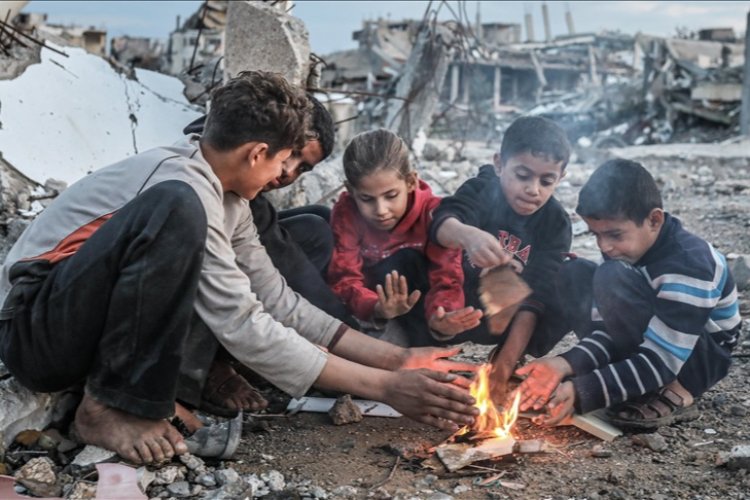 Gazze'de soykırımdan sağ kurtulanlar bu kez çadırlarda hayatta kalma savaşı veriyor