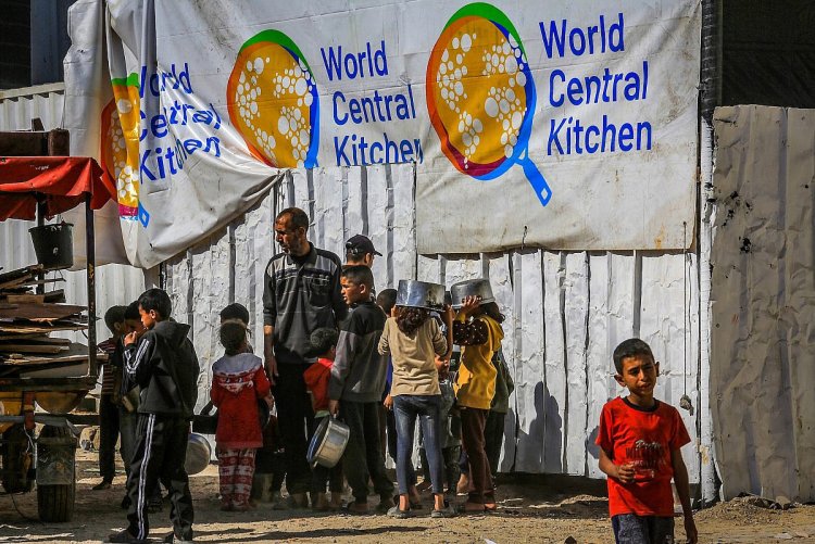 Gazze’de insani yardım kilitleniyor: İsrail STK’ları tasfiye ediyor