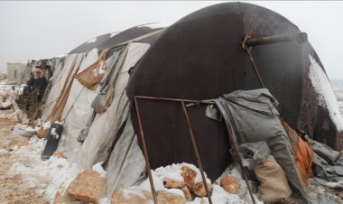 İdlib ve Halep'teki çadır kamplarda yaşayan Suriyeliler çetin kış şartlarıyla mücadele ediyor