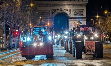Fransa’da AB-MERCOSUR anlaşmasını protesto eden çiftçiler traktörleri ile Paris’e ulaştı