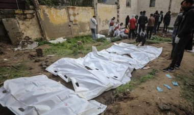 Gazze’de geçici mezarlıklardan çıkarılan yaklaşık 50 şehit, resmi mezarlıklara defnediliyor