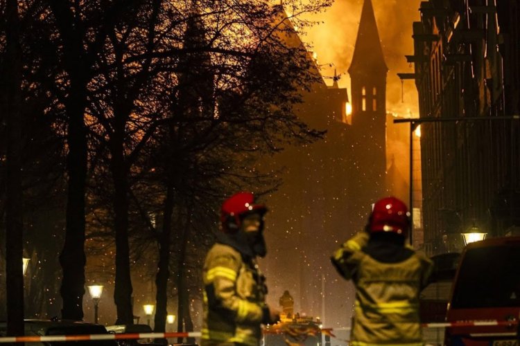 Amsterdam'da tarihi Vondelkerk Kilisesi'nde yangın çıktı