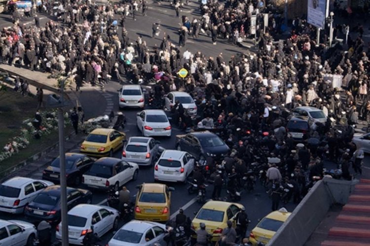 İran'da protestocuların karakol saldırısı sonucu 3 kişi hayatını kaybetti