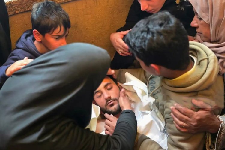 Gazze'de katil İsrail askerleri 2 Filistinliyi şehit etti