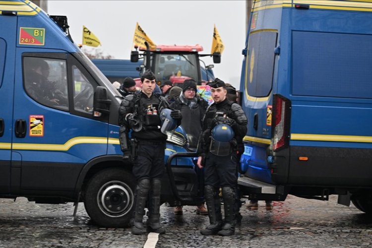 Fransız polisinin tarım sendikası sözcülerine yönelik sert müdahalesi tepki çekti