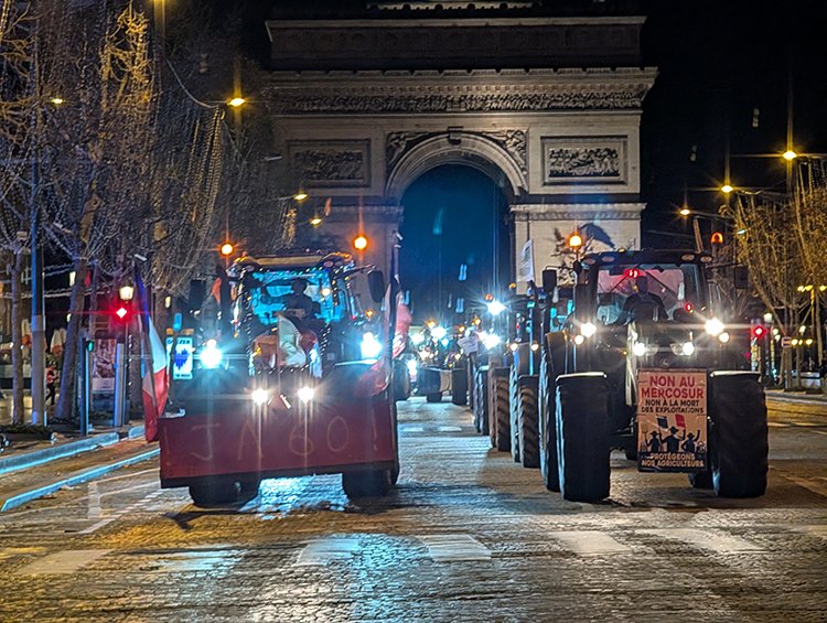 Fransa’da AB-MERCOSUR anlaşmasını protesto eden çiftçiler traktörleri ile Paris’e ulaştı