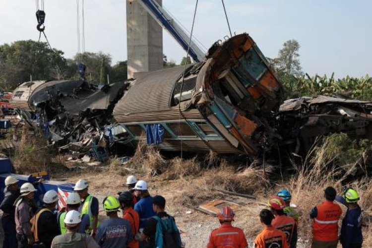 Tayland'da trenin üzerine inşaat vinci düştü; 32 kişi öldü