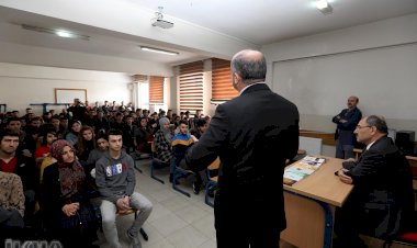 Büyükşehir okullarda kitap dağıtıyor