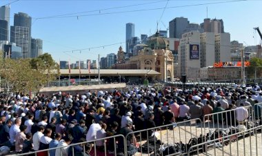 Yüzlerce kişi cuma namazını Federasyon Meydanı'nda kıldı