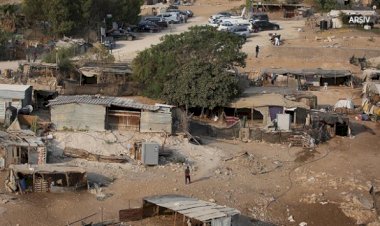 İsrail, Filistinli aileye evini kendi elleriyle yıktırdı