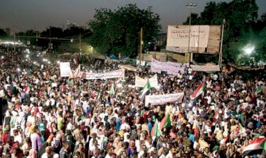 2 milyon gösterici Sudan Genelkurmayı önünde toplandı