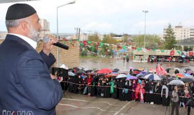 Sağanak yağmur altında “Peygamber” coşkusu