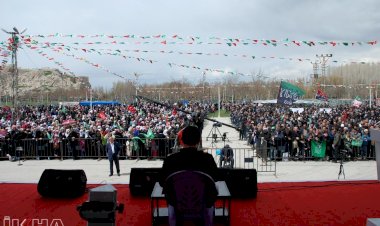 Van’da Muhammed-i sevda on binlerin katılımıyla başladı