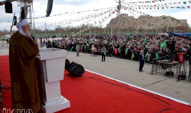 'Allah'ı seviyorsak Peygambere tabi olup yolunu takip etmeliyiz'