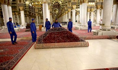 Mescid-i Haram ve Mescid-i Nebevi'nin halıları yenilendi