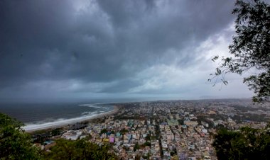 Hindistan'da endişeyle beklenen kasırga karaya ulaştı