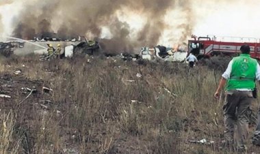 Meksika'da uçak düştü: 13 ölü