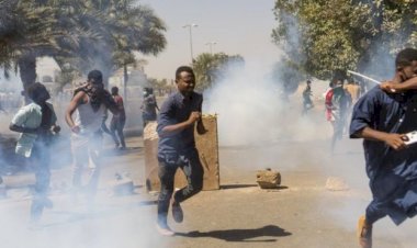 Sudan'da ordu karargahı önündeki göstericilere saldırı