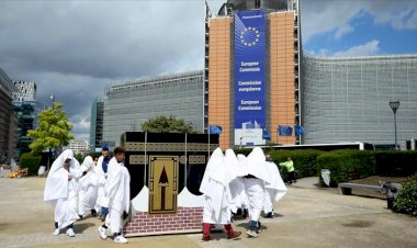 Brüksel'de Kabe maketi etrafında temsili tavaflı protesto