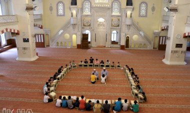 Kur'an'ın ahlakıyla ahlaklanmak için camiye geliyoruz