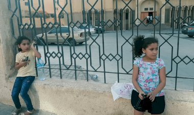 Babaları için bekledikleri cezaevi kapısında şimdi anneleri için bekliyorlar