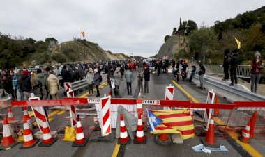 Katalanlar İspanya-Fransa yolunu kesti