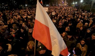 Polonya'da on binler yine sokaklarda