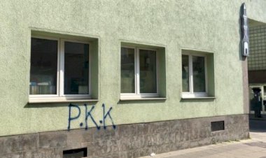 PKK yandaşları cami duvarına boyayla yazı yazıp kaçtı