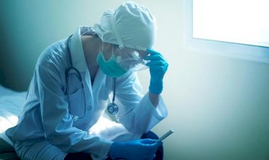 İngiltere'de sağlık çalışanlarının üçte biri Coronaya yakalandı